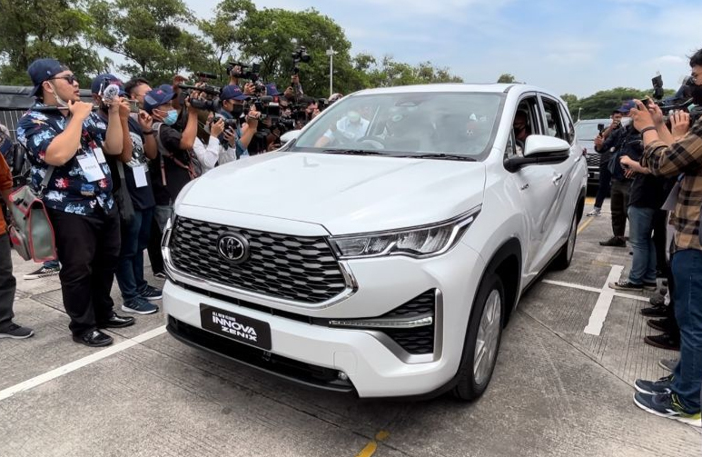 Toyota Innova Cross ra mắt khách Việt tháng 10